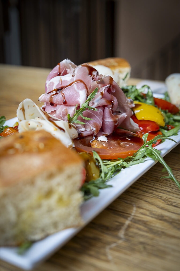 pain-a-focaccia-salade-roquette-charcuterie-tomates